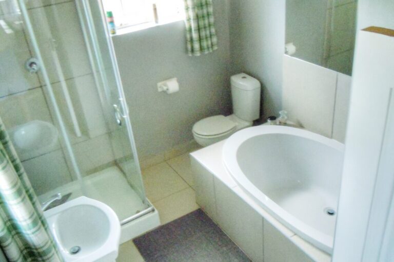 Bethel Lodge ensuite bathroom